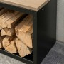 osoltus Brennholzregal mit Bank aus schwarzem Metall und heller Holzoptik-Sitzfläche, gefüllt mit Brennholz. Kaminzubehör.