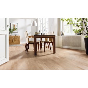 Living by Haro Parkett Eiche Altweiß versiegelt im Wohnraum mit Esstisch und Stühlen.