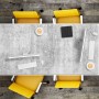 Graue Schreibtischunterlage in Betonoptik, 120x60 cm, auf Holztisch mit Computern und gelben Bürostühlen. Bürobedarf.