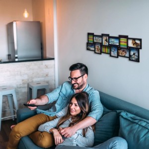 Schwarzer Relaxdays Bilderrahmen aus Kunststoff für 12 Fotos an einer weißen Wand. Dekorativer Galerierahmen für Fotocollagen.