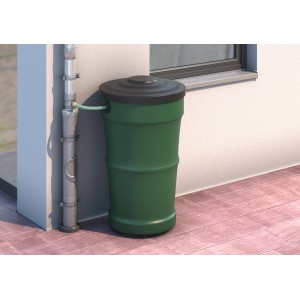 Grüne Regentonne mit schwarzem Deckel, verbunden mit Fallrohr durch Sarei Schlauchanschluss-Set.