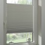 Graues Gardinia Plissee Concept Thermo zur Abdunklung am Fenster.