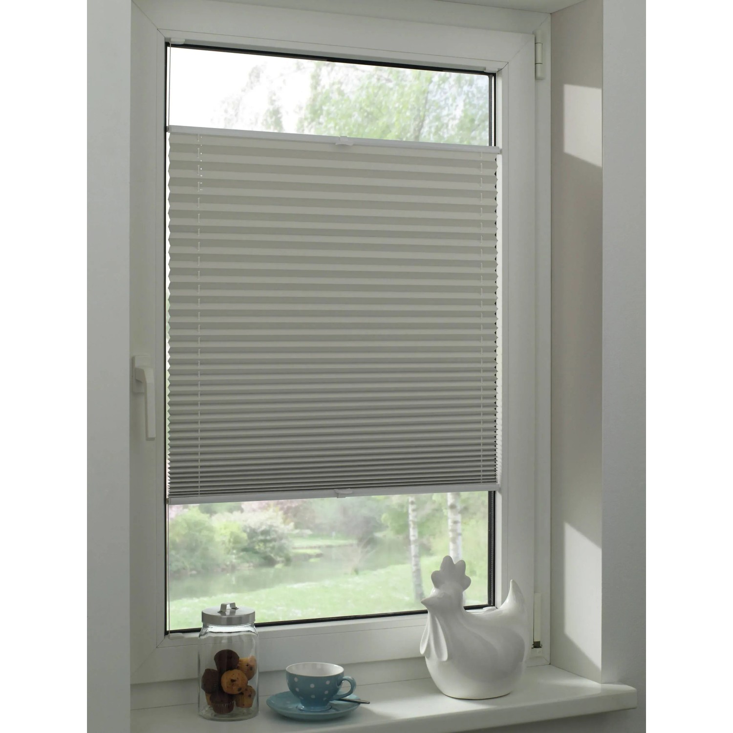 Graues Gardinia Plissee Concept Thermo zur Abdunklung am Fenster.