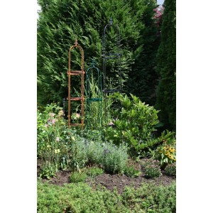 Gartendeko: Obelisk Oscar in Montana-Grün, verschiedene Größen im Gartenbeet.