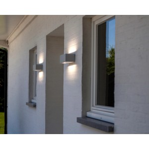 Weiße LUTEC LED-Außenwandleuchte Gemini an einer Hauswand.
