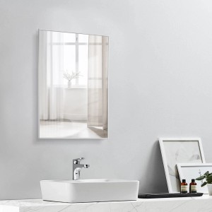 Rechteckiger DSK Design-Wandspiegel Merano, 70x50 cm, mit weißem Aluminiumrahmen im Badezimmer.