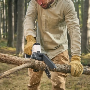 Mann sägt Ast mit Litheli Akku-Säge U20. Kompakte Akku-Kettensäge für Gartenarbeiten.