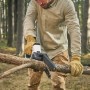 Mann sägt Ast mit Litheli Akku-Säge U20. Kompakte Akku-Kettensäge für Gartenarbeiten.