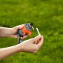 Gardena Comfort Turbinenregner mit Schlitten in der Hand, Detailaufnahme des Reinigungsstifts.