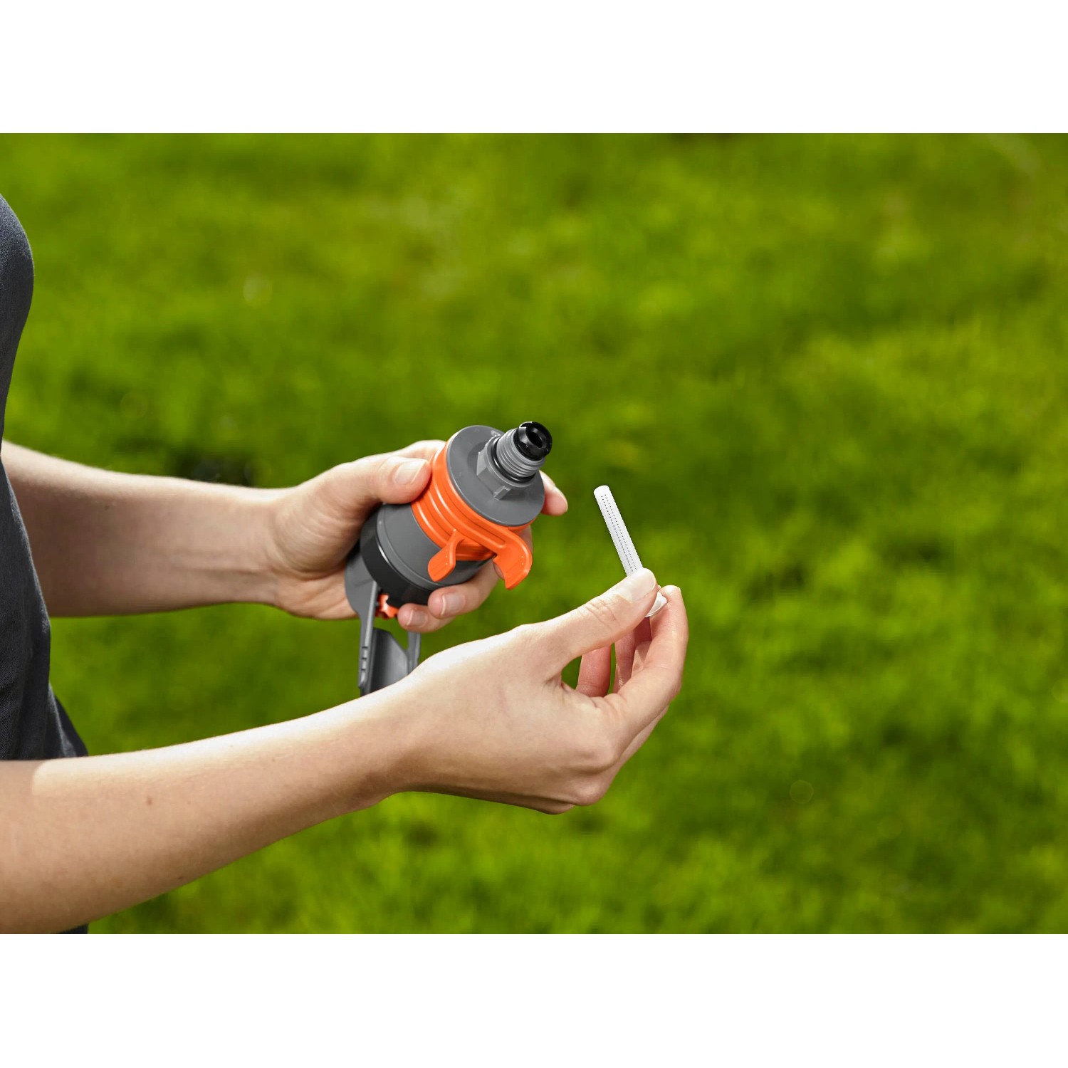 Gardena Comfort Turbinenregner mit Schlitten in der Hand, Detailaufnahme des Reinigungsstifts.