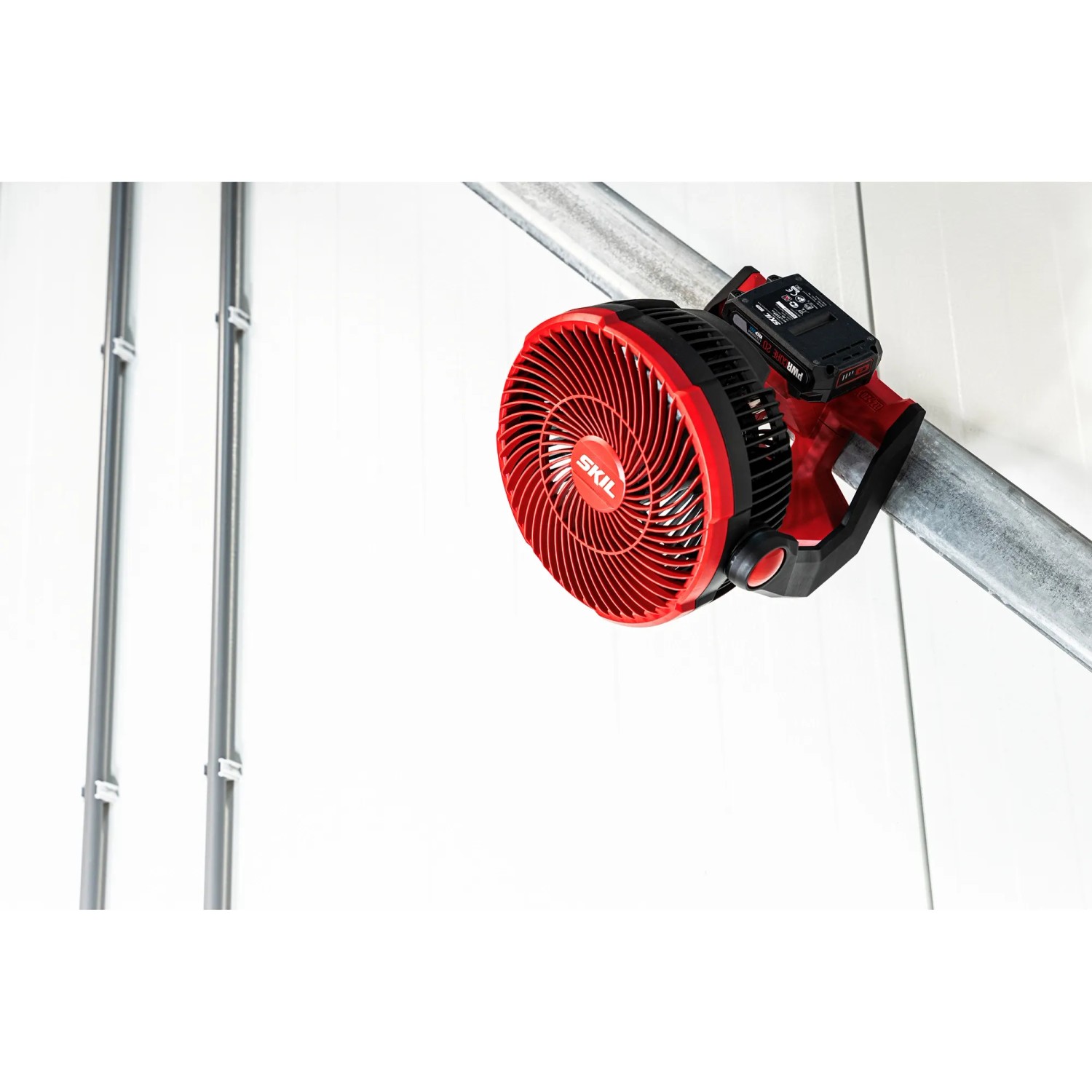Skil Akku-Ventilator 3164CA (ohne Akku/Ladegerät) an Metallstange befestigt.