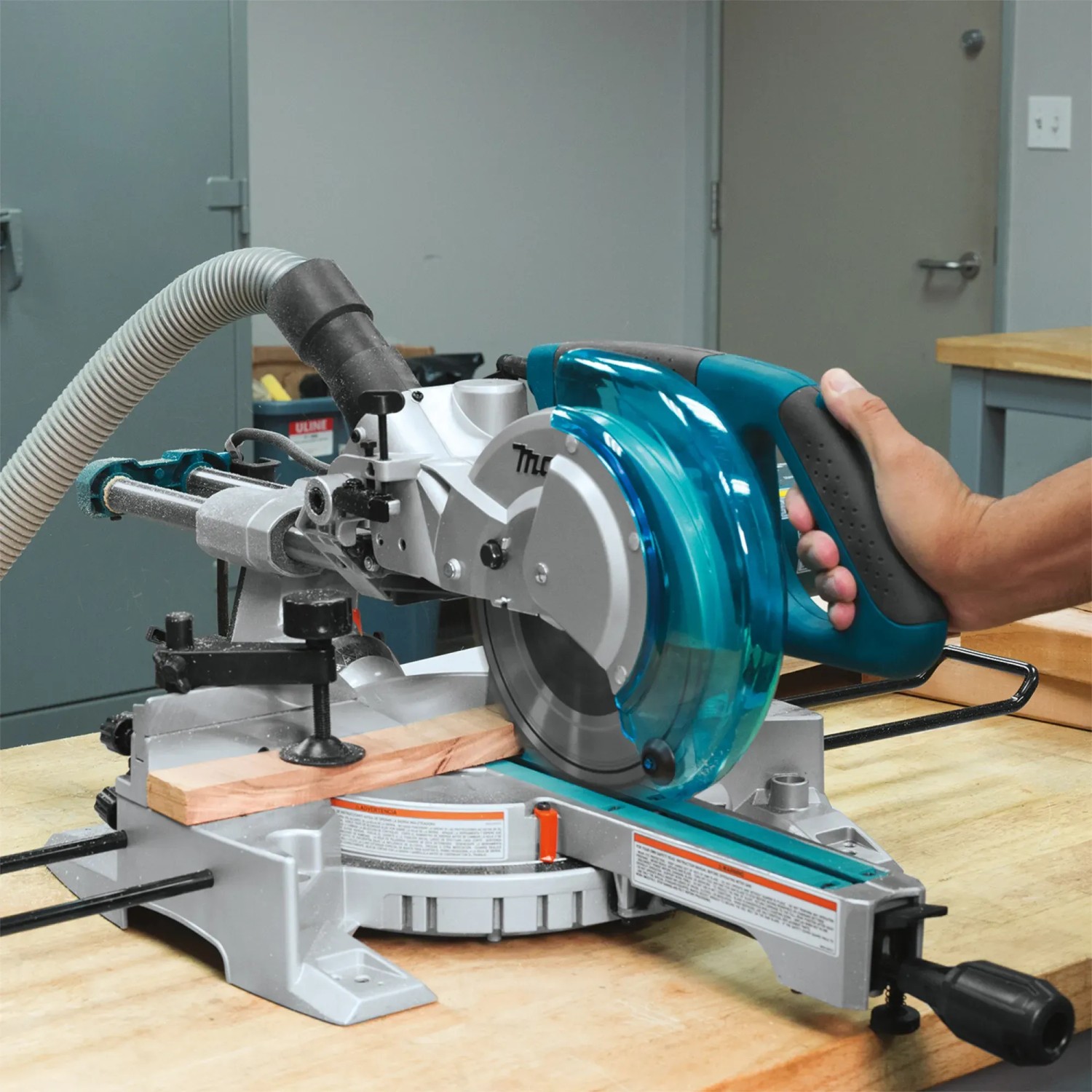 Makita LS0815FLN Kapp- und Gehrungssäge (216 mm) in Aktion, mit Werkstück.