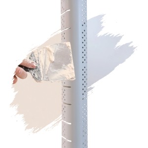 Anwendung eines weißen, flexiblen ProfileXXL Eckwinkels mit Spachtelmasse.