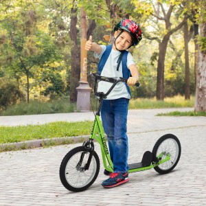 Grüner HOMCOM Kinderroller mit Luftreifen und Handbremse. Kind gibt Daumen hoch.
