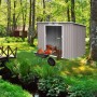 Helles, graues Hattoro P100 Metall Gerätehaus mit Pultdach und Schubkarre im Garten.