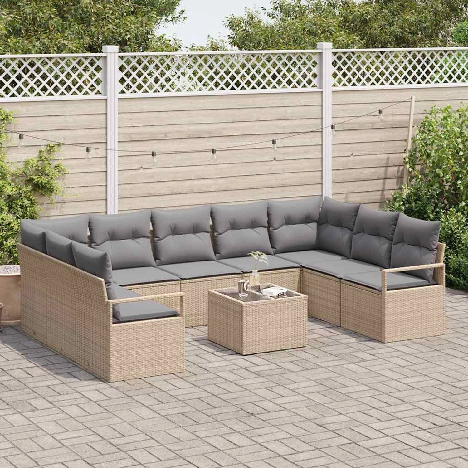 Beiges 10-teiliges vidaXL Garten-Sofa-Set aus Poly Rattan mit Tisch und grauen Kissen.