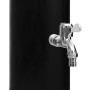 Detailaufnahme: Schwarze Solardusche mit verchromtem Wasserhahn. Ideal für Garten & Pool.