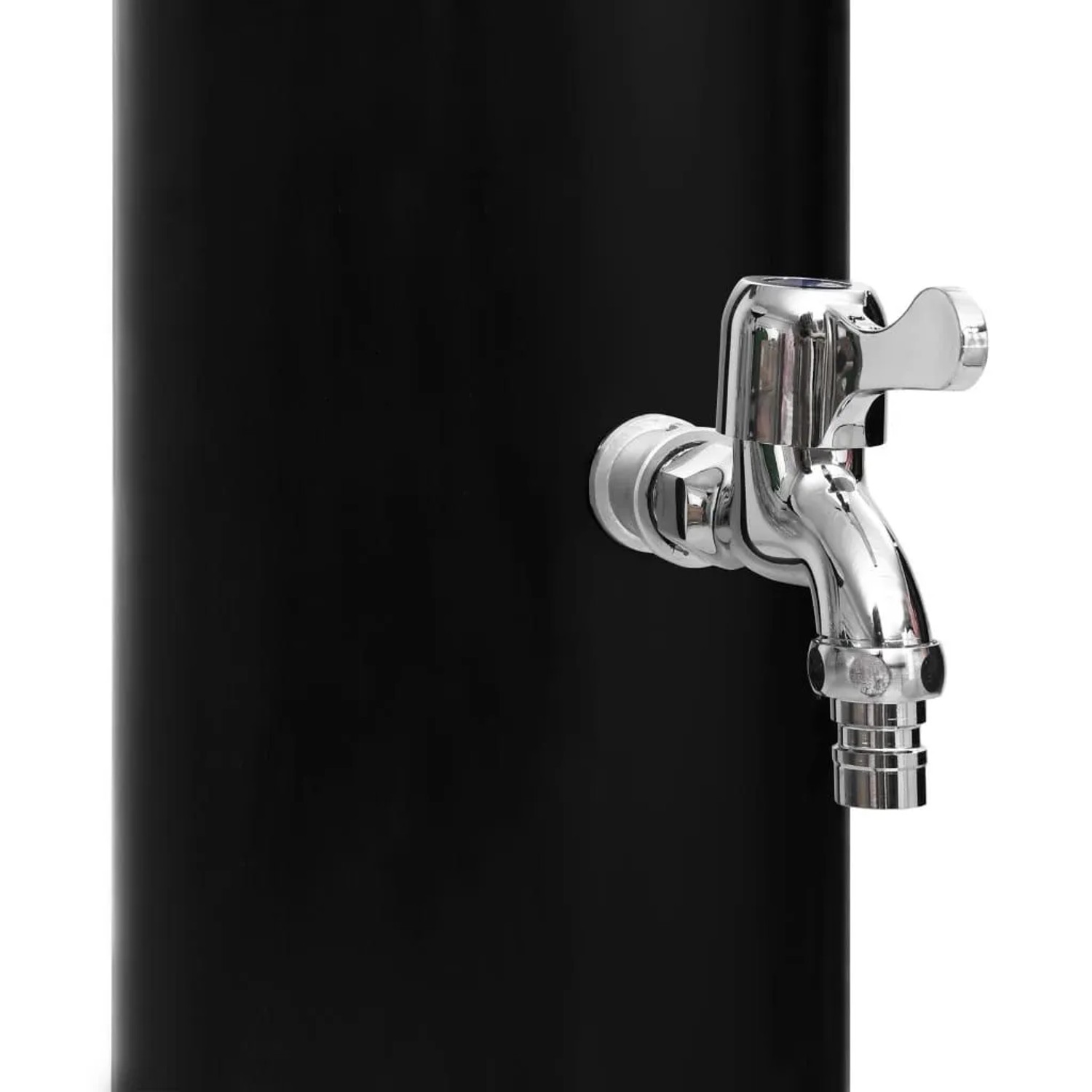 Detailaufnahme: Schwarze Solardusche mit verchromtem Wasserhahn. Ideal für Garten & Pool.