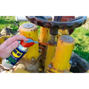 WD-40 Specialist PTFE Schmierspray in Anwendung: Schmierung einer gelben Metallkonstruktion.