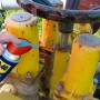 WD-40 Specialist PTFE Schmierspray in Anwendung: Schmierung einer gelben Metallkonstruktion.