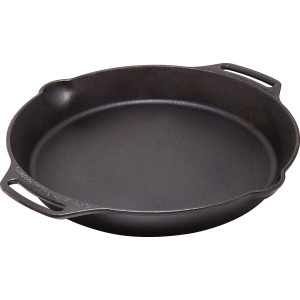 Schwarze Petromax Feuerpfanne FP35H-T aus Gusseisen, Ø 35 cm, mit zwei Henkeln.