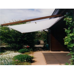 Floracord Sonnensegelbausatz Universal, silbergrau, 330x200 cm, montiert an Hauswand und Holzkonstruktion.