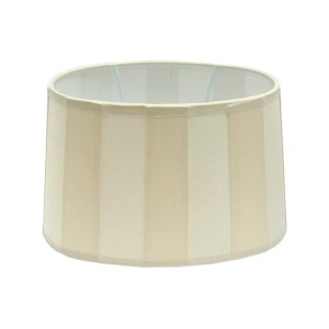 Ovaler, creme-farbener Lampenschirm für Balkenlampe. Textil mit Streifen.