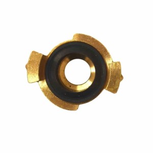 Robuste Messing Kupplung 3/4 Zoll für Gartenschläuche. Goldfarbene Saugkupplung mit schwarzer Dichtung für sichere Verbindung.
