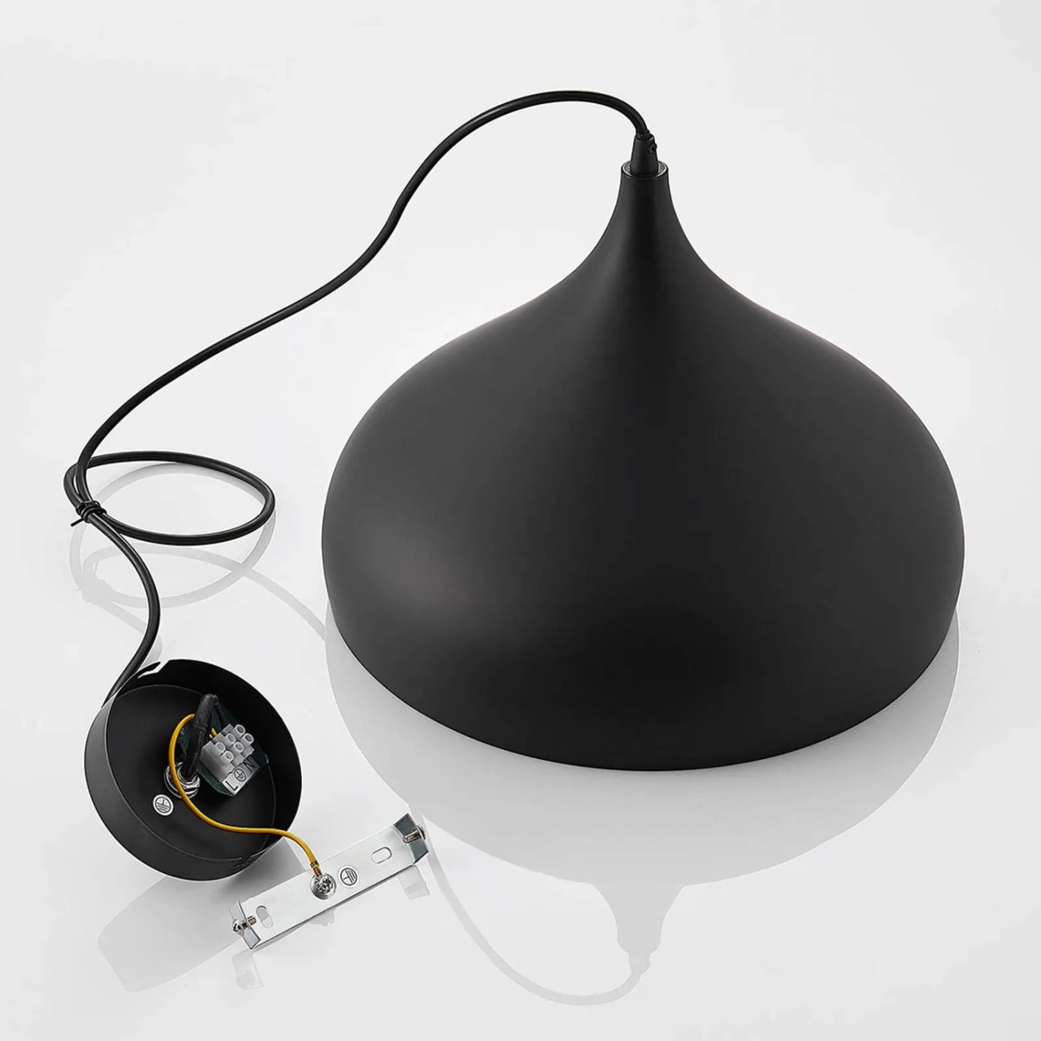 Schwarze Lindby Pendelleuchte Ritana aus Aluminium, E27 Fassung für Wohnzimmer.