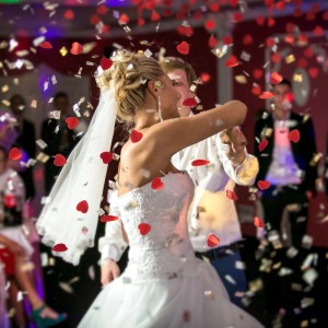 Brautpaar tanzt unter fallendem roten Herzkonfetti und silbernem Metallic-Konfetti. Perfekt für Hochzeit, Geburtstag & Party.