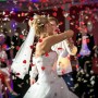 Brautpaar tanzt unter fallendem roten Herzkonfetti und silbernem Metallic-Konfetti. Perfekt für Hochzeit, Geburtstag & Party.