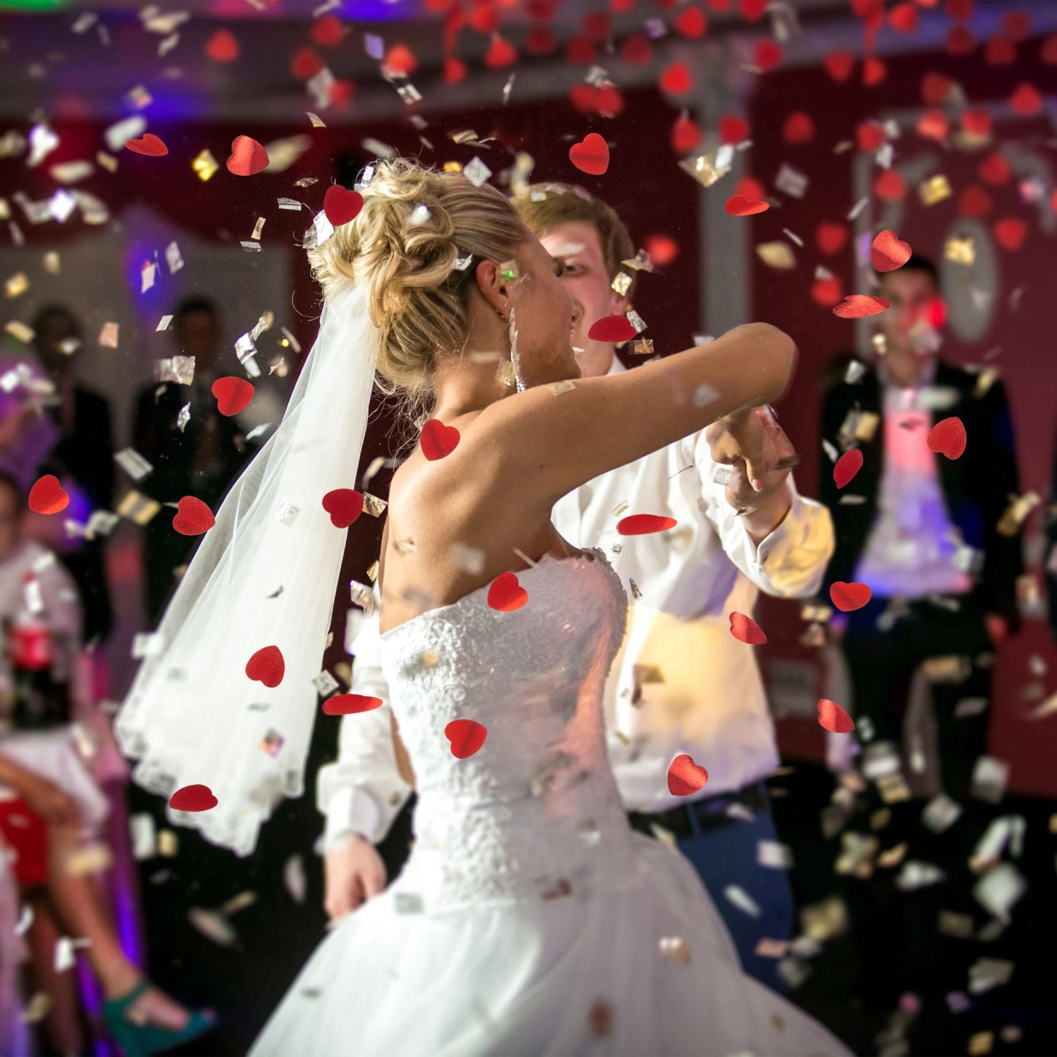 Brautpaar tanzt unter fallendem roten Herzkonfetti und silbernem Metallic-Konfetti. Perfekt für Hochzeit, Geburtstag & Party.