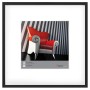 Schwarzer walther design Aluminium Bilderrahmen Chair 20x20 cm mit Passepartout und Motiv eines Sessels.