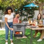 Ninja Kühlbox FrostVault 28L in Schiefergrau mit Trockenzone bei Gartenparty.