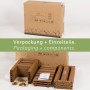 Verpackung und Einzelteile des braunen needs&wants Multi Pflanzenständer Placy2 aus Holz.
