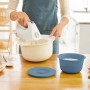 Rotho Backschüssel-Set Fresh Horizontblau, 2-teilig mit Handmixer in Aktion.