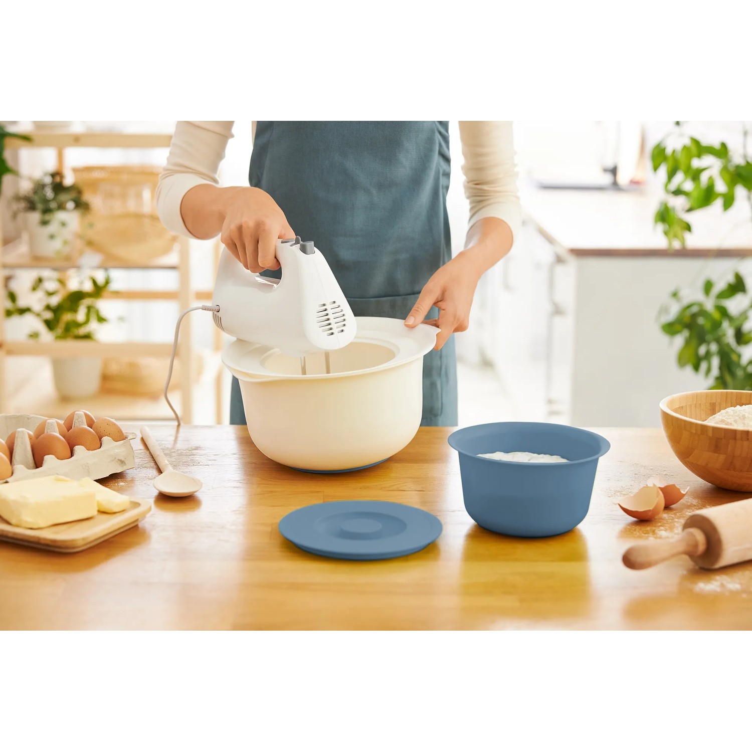 Rotho Backschüssel-Set Fresh Horizontblau, 2-teilig mit Handmixer in Aktion.