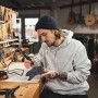 Mann arbeitet mit Worx MakerX Akku-Multifunktionswerkzeug an Werkstück.
