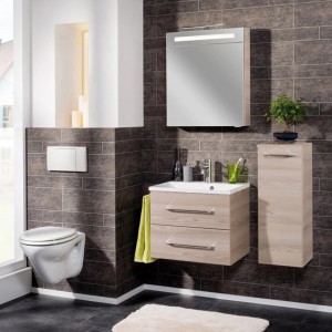 Fackelmann Waschtisch B.clever 60 cm Esche im Badezimmer mit Spiegelschrank und Hänge-WC.