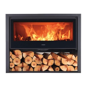 Panadero Arprege Kaminofen FENIX EcoDesign Pano Stahl Schwarz 9 kW mit Holzscheiten und brennendem Feuer.