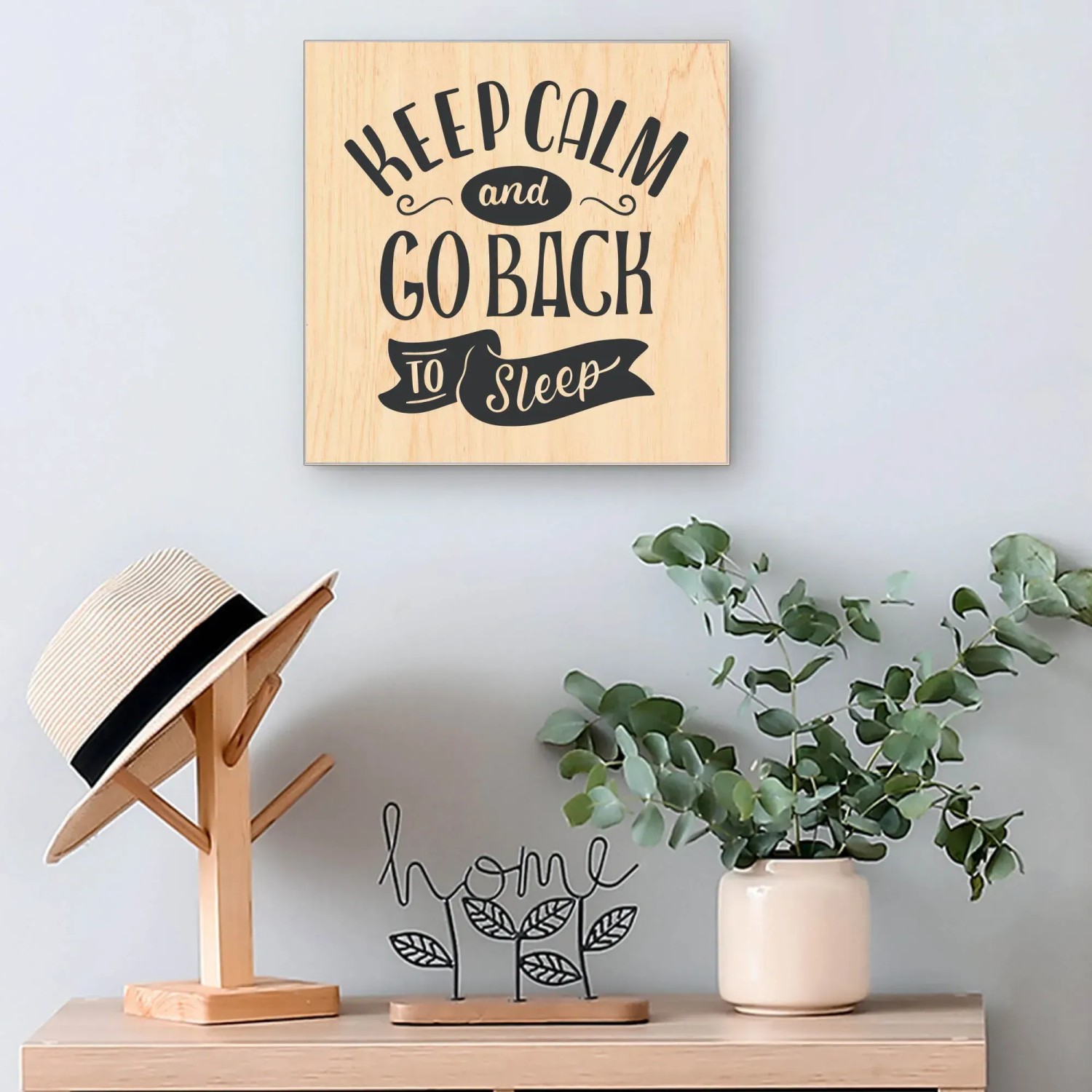 Weißer Banjado Schlüsselkasten 30x30 mit 'Keep Calm'-Motiv und 50 Haken zur Schlüsselaufbewahrung.