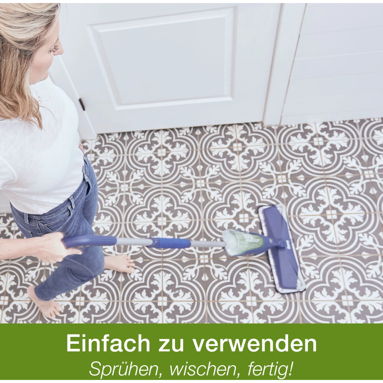Frau wischt Fliesenboden mit dem Bona Premium Spray Mop. Reiniger und Mikrofaserpad für streifenfreie Sauberkeit.