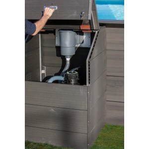 Gre Technikraum für Composite Pools Avantgarde (124 cm Höhe) mit geöffneter Tür und Pooltechnik.