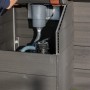 Gre Technikraum für Composite Pools Avantgarde (124 cm Höhe) mit geöffneter Tür und Pooltechnik.