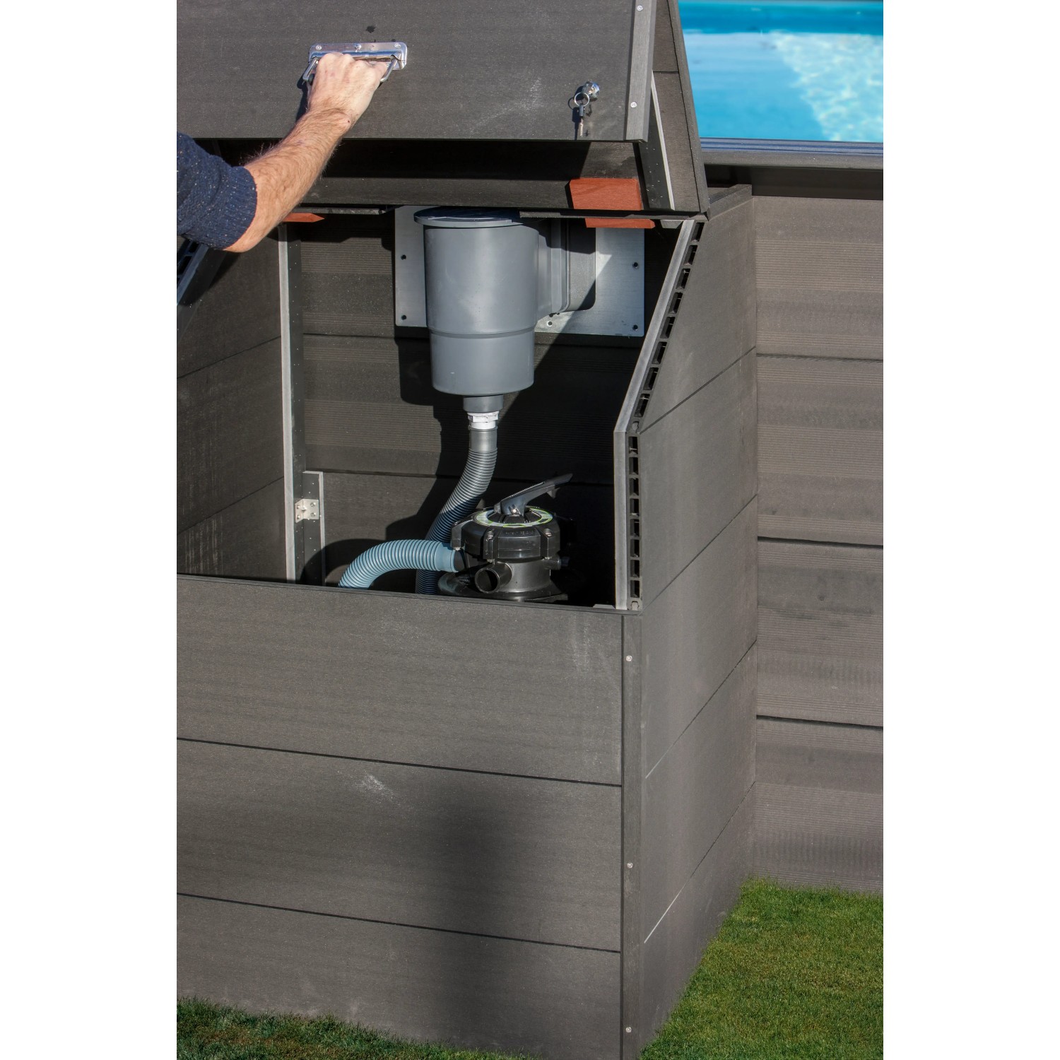 Gre Technikraum für Composite Pools Avantgarde (124 cm Höhe) mit geöffneter Tür und Pooltechnik.