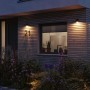 Anthrazitfarbene Paulmann LED Außenwandleuchte Flame am Haus mit warmem Licht.