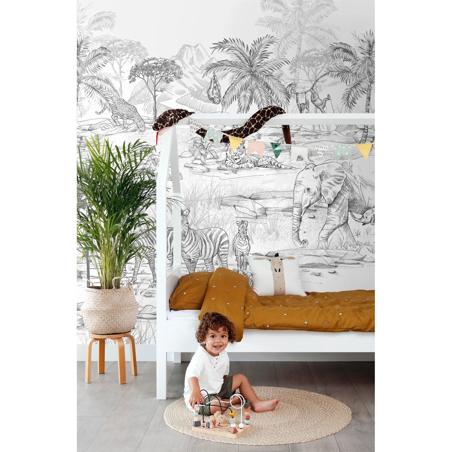ESTAhome Fototapete Dschungeltiere im Kinderzimmer mit Kind und Hochbett.