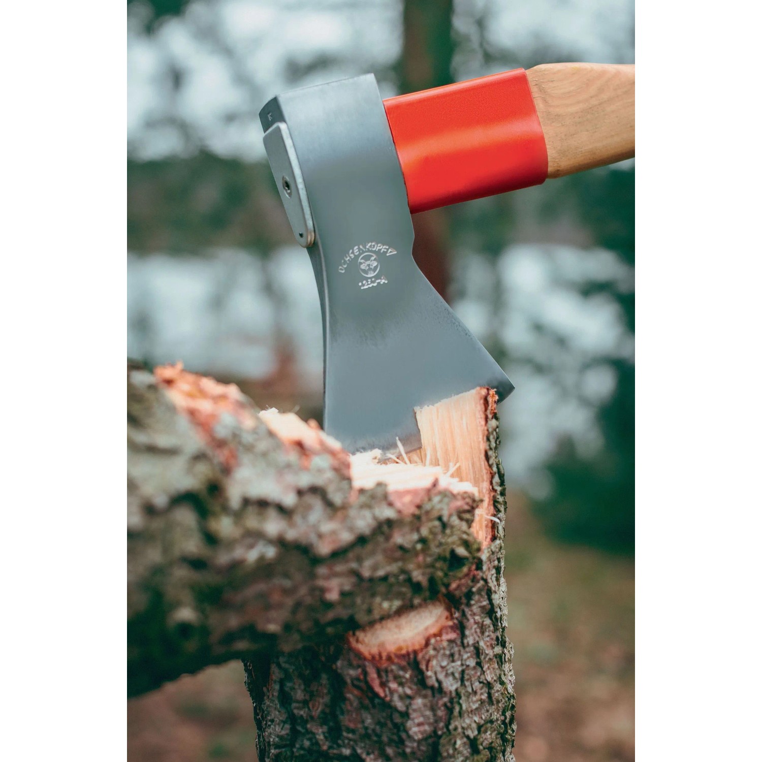 Ochsenkopf Forstaxt Universal Gold OX 620 H-1257 beim Spalten von Holz.