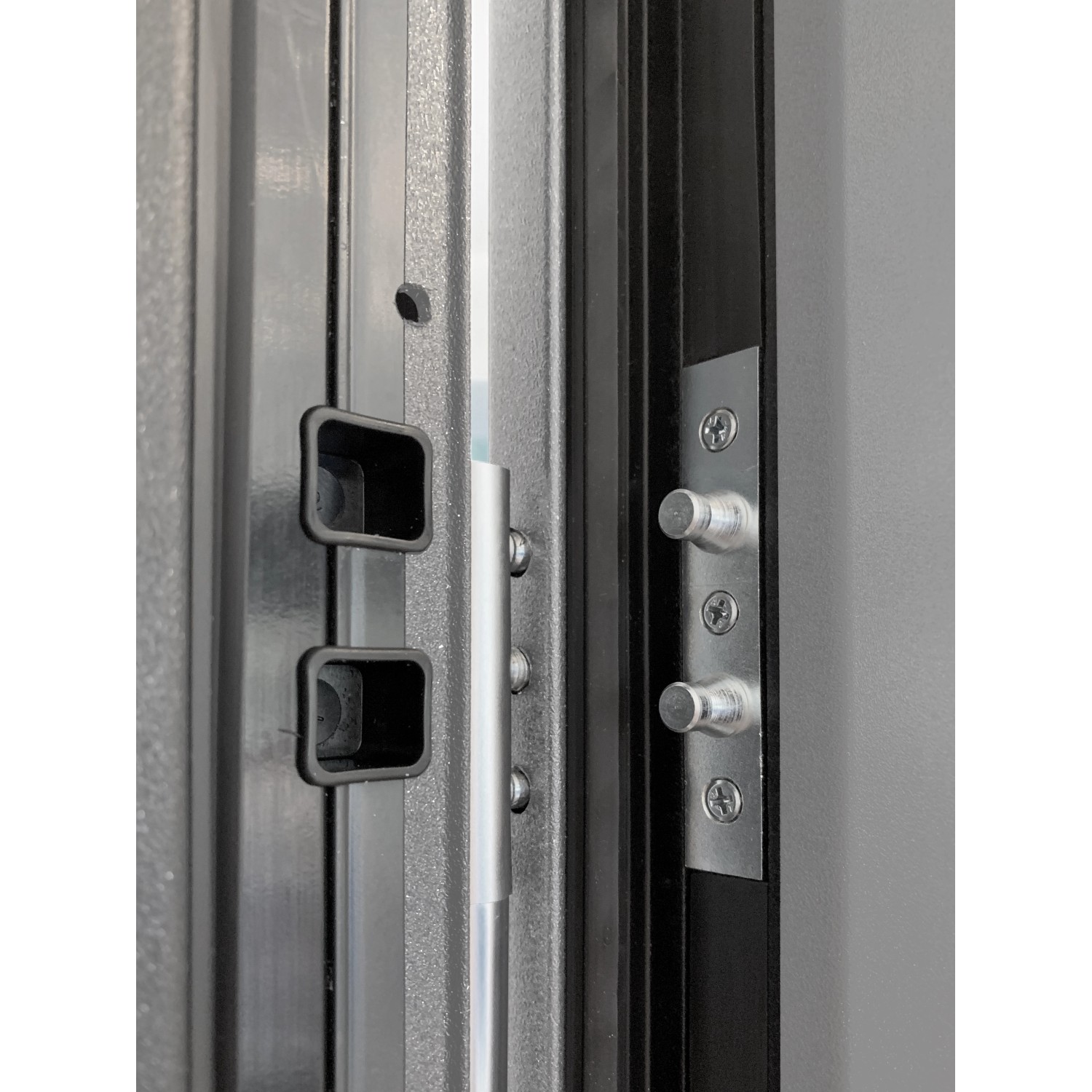 Detailaufnahme: Graue Splendoor Wohnungseingangstür BARI ACOUSTIC mit Mehrfachverriegelung.