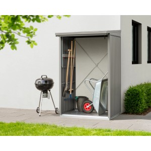 EcoStar Kaminholzregal Trend-V Typ 1 aus Metall in Graualuminium mit Gartengeräten und Grill.